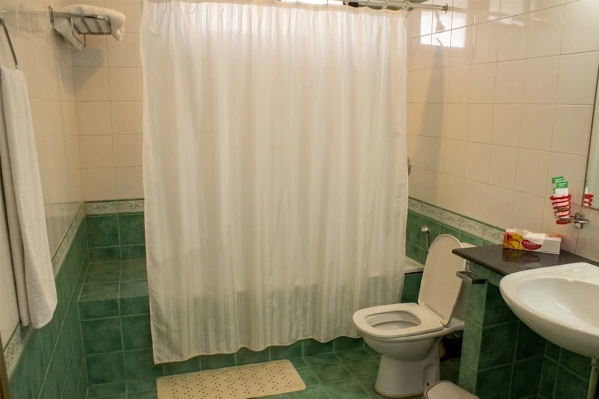 Guest rooms ensuite bathroom
