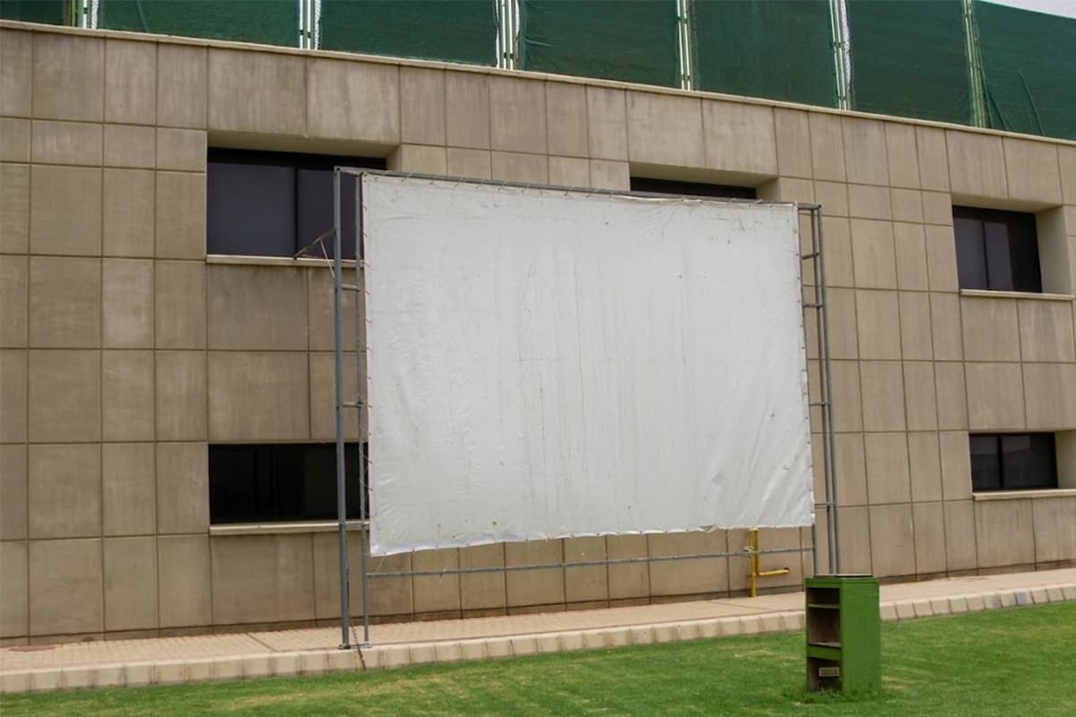 Outdoor screening projection screen