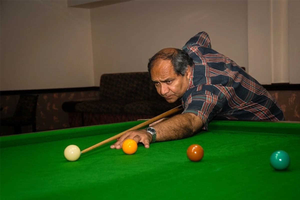 Snooker room player cueing