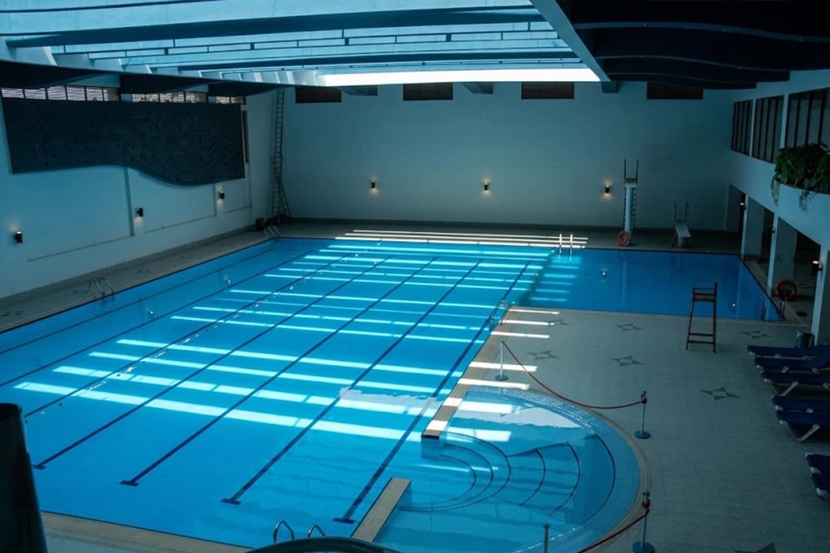 Swimming pool lap lanes